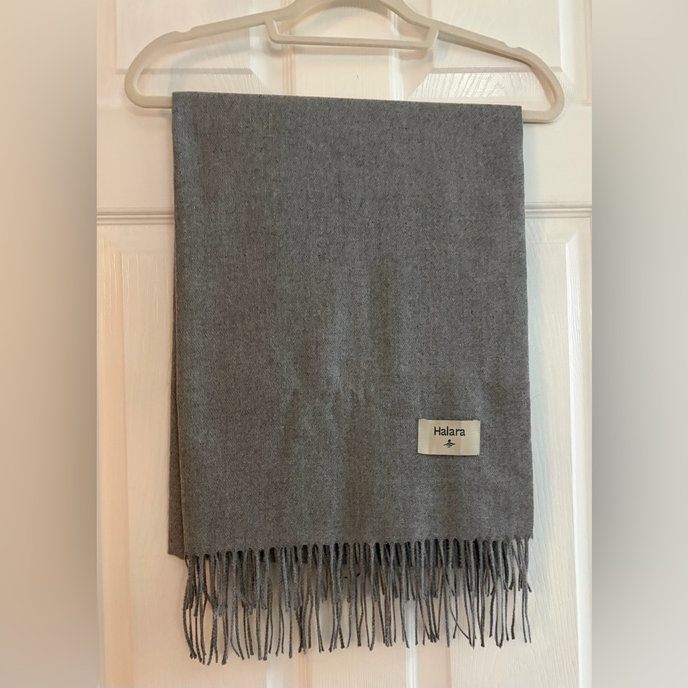 HALARA NWT Light Gray Fringed Scarf with Label Size 27”x80”